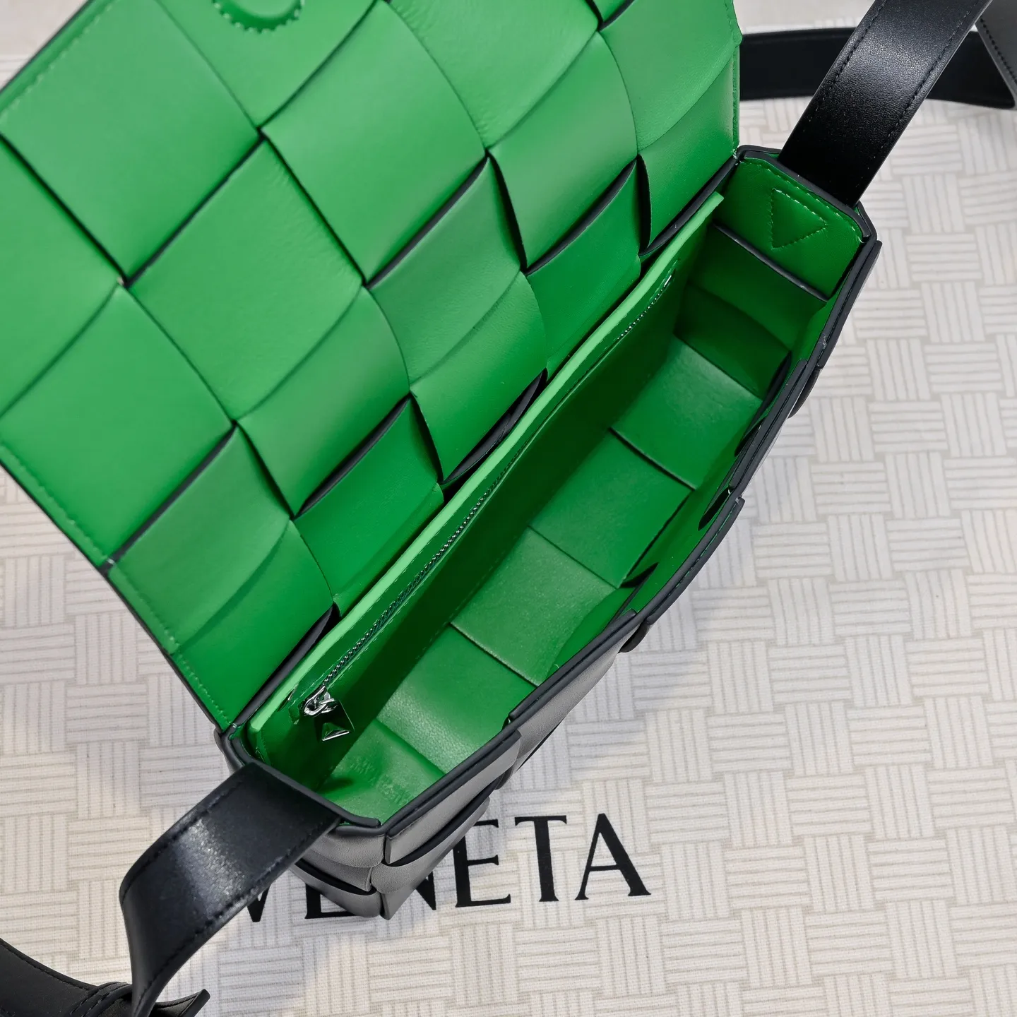 Batch 1520 B Home The new version of CASSETTE has a two-color design with a silver buckle and a hardware triangle buckle. It is really amazing. The two-color urban leather is stiff and fashionable. The lining of the bag is made of suede leather to create a style contrast with the outside. There is no bump in the bag. It is classic weaving, low-key luxury, but there are surprises inside. Simple and easy to wear, suitable for any outfit. Highlights are the same size for men and women. Model: 8768 size：23x15x5